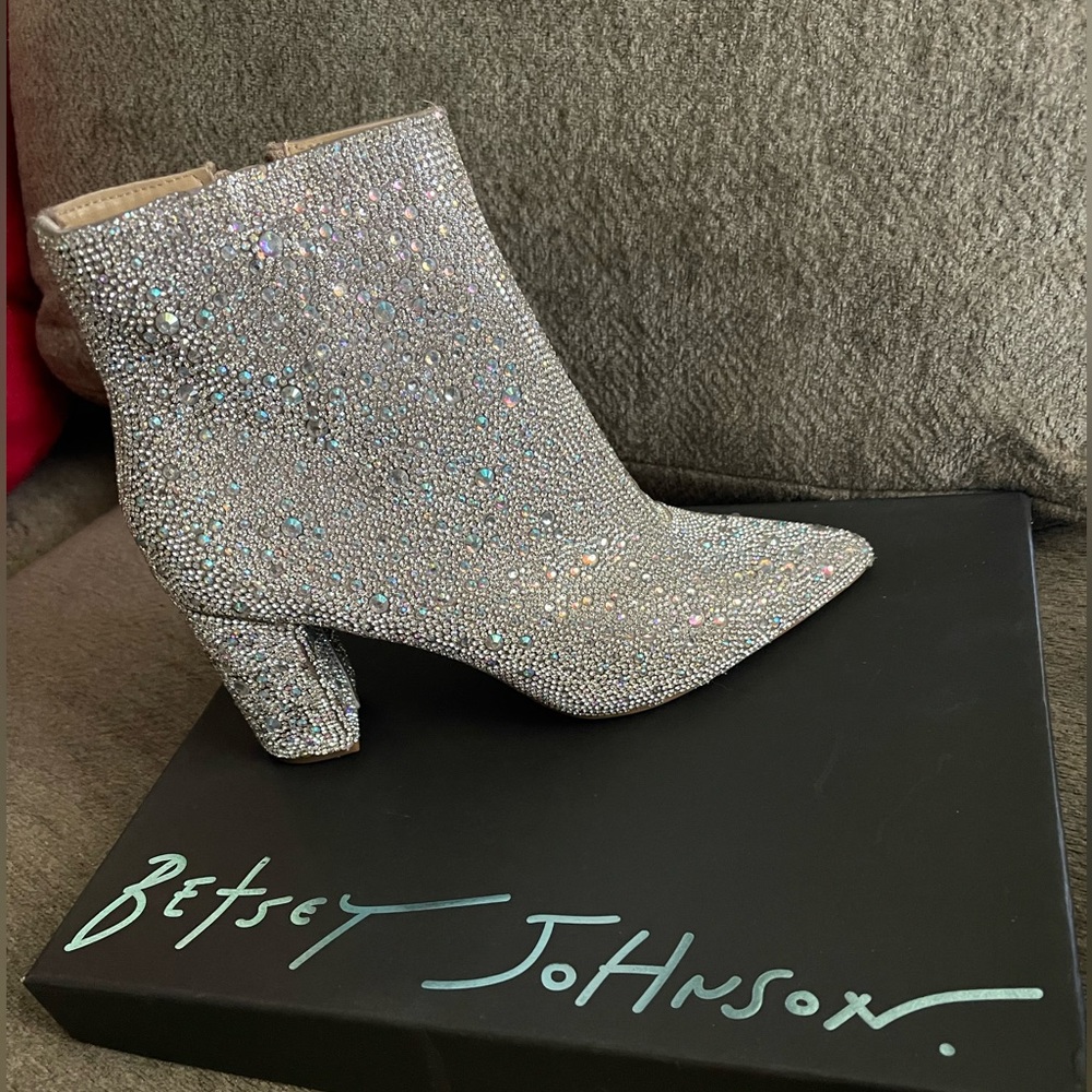 BRAND NEW 7.5 Betsey Johnson CADY
